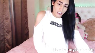 realhugecock t-girl cam - 1 image