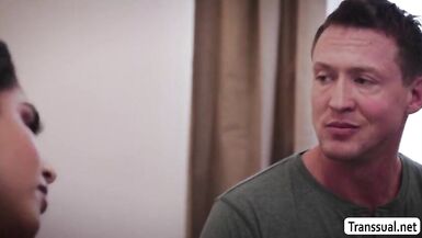 TS Jane gives her ally some blow job - 6 image