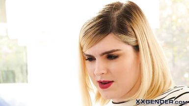 Trans blonde in high heels gets rimmed - 2 image