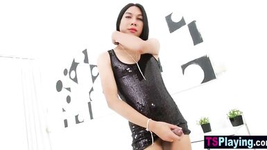 Big dick shemale slut Cheer enjoys masturbation after she exposed huge dick - 2 image