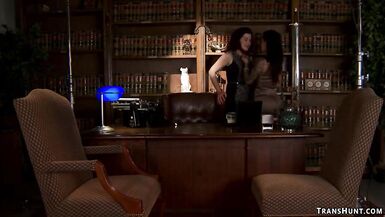 Big booty TS fucking journalist - 4 image