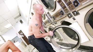 Tranny Madison Montag fucks the laundry guy - 3 image