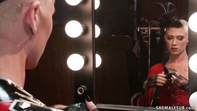 Cabaret TS dancer anal fucks man - 1 image