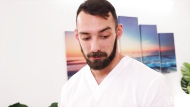 Naughty Trans Daisy Taylor Seduces Her Masseur Johnny B - 4 image