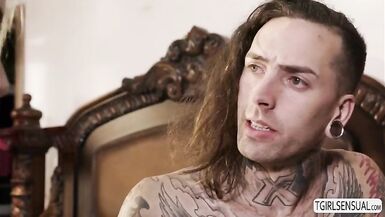 Hot tbabe Sasha de Sade shoves a bigcock up her ass - 1 image