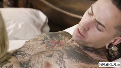 Hot tbabe Sasha de Sade shoves a bigcock up her ass - 6 image