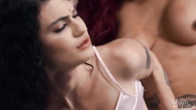 Jessy dubai hot threesome - 1 image