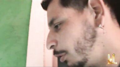 Boy Curioso Vai Espiar a Trans Novinha Pauzuda Se Excitando e Acaba Pagando Boquete e Tomando Porra No Rabo - 1 image