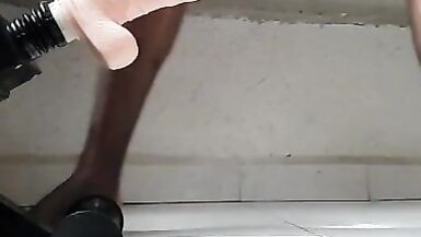 Putita Sirvienta Comiendo Verga y Se Corre En El Suelo - 11 image