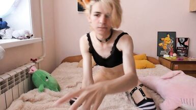 T-girl Jerks off with a Dildo - 11 image