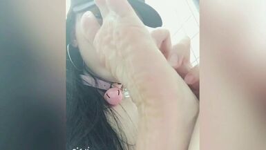 Asian chick love sucking her foot and cum on her toes