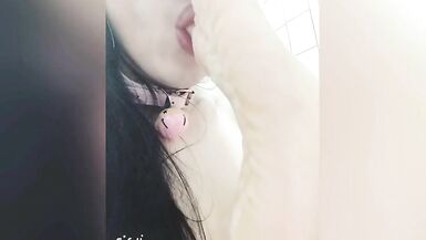 Asian chick love sucking her foot and cum on her toes - 12 image